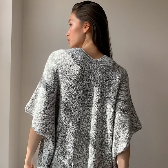 Community Ionic Cape - Picture 2 of 7